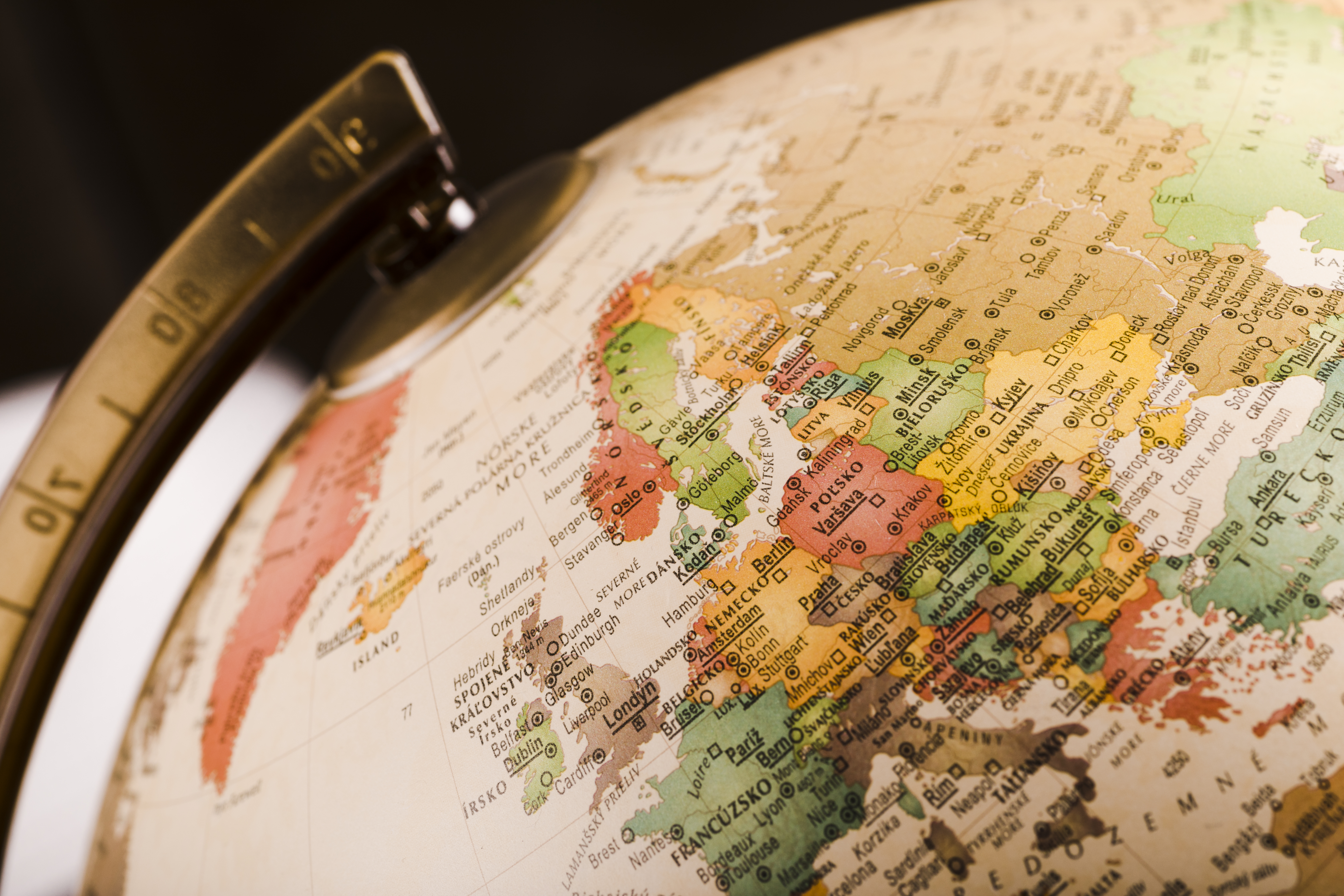 "ภาพแสดงขั้นตอนการให้บริการวีซ่าอย่างครบวงจร ตั้งแต่การตรวจสอบเอกสารยื่นวีซ่า การให้คำปรึกษาวีซ่า ไปจนถึงการดำเนินการยื่นวีซ่า โดยทีมผู้เชี่ยวชาญที่มีประสบการณ์สูงในการทำวีซ่าทุกประเภท พร้อมระบบติดตามสถานะวีซ่าที่ทันสมัย"